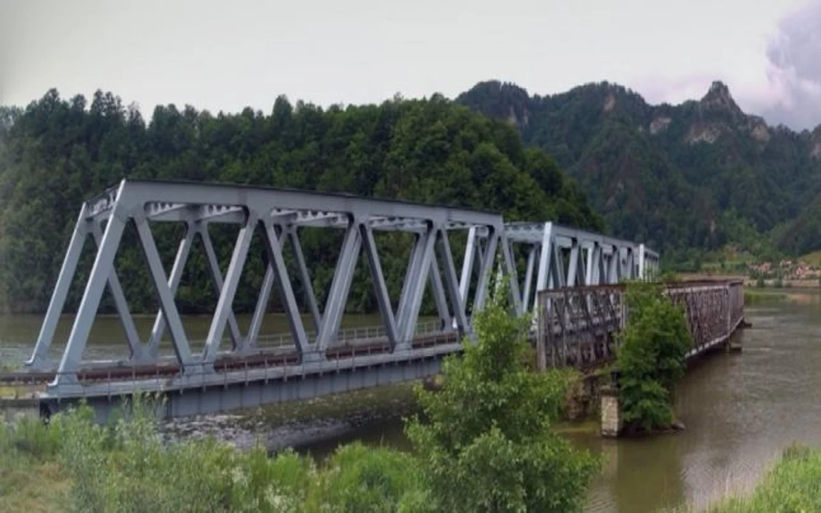 Cele două poduri de cale ferată în curbă - arc - de la Proieni - Brezoi de pe Valea Oltului din judeţul Vâlcea Foto ecolotru ro