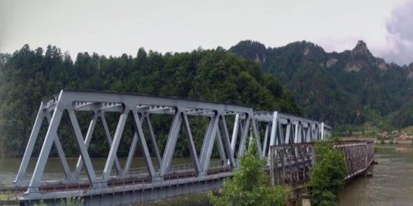 Cele două poduri de cale ferată în curbă - arc - de la Proieni - Brezoi de pe Valea Oltului din judeţul Vâlcea Foto ecolotru ro