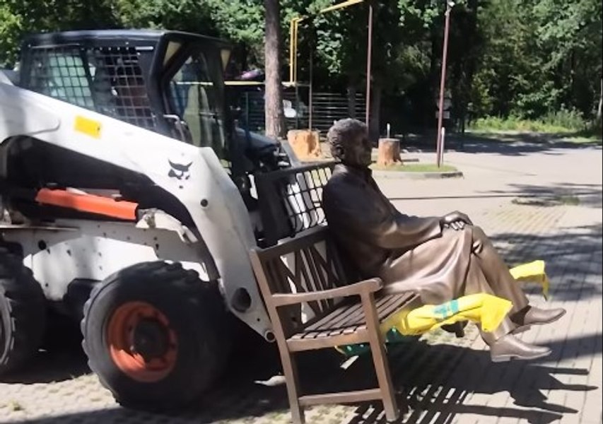 Aroganță sau cadou? Șahtior Donețk a făcut pachet statuia care îl înfățișează pe Mircea Lucescu