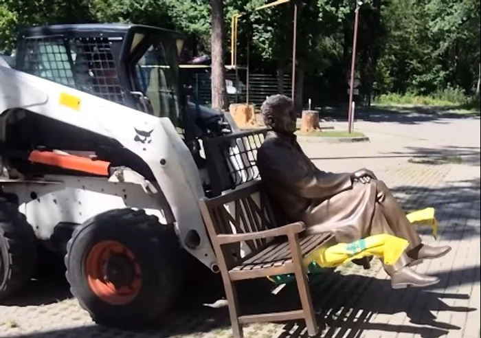 VIDEO Aroganță sau cadou? Șahtior Donețk a făcut pachet statuia care îl înfățișează pe Mircea Lucescu