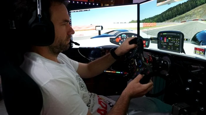 Florin Mergea, la volanul simulatorului auto
