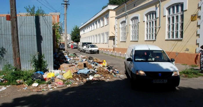 Indiferent de cât de des se igienizează zona, intersecţia de lângă Şcoala 10 din Brăila este permanent plină de gunoaie  FOTO Florentin Coman