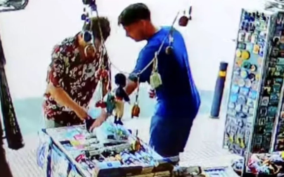 Turiști români, prinși la furat în Grecia dintr-un magazin al unei conaționale: „Dacă nu aveau 1 euro să plătească săpunul, îl ofeream gratuit”