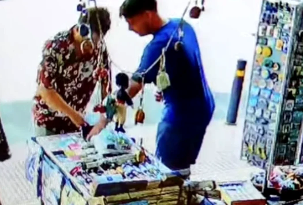 Români, filmați în timp ce fură dintr-un magazin din Creta FOTO: captura video