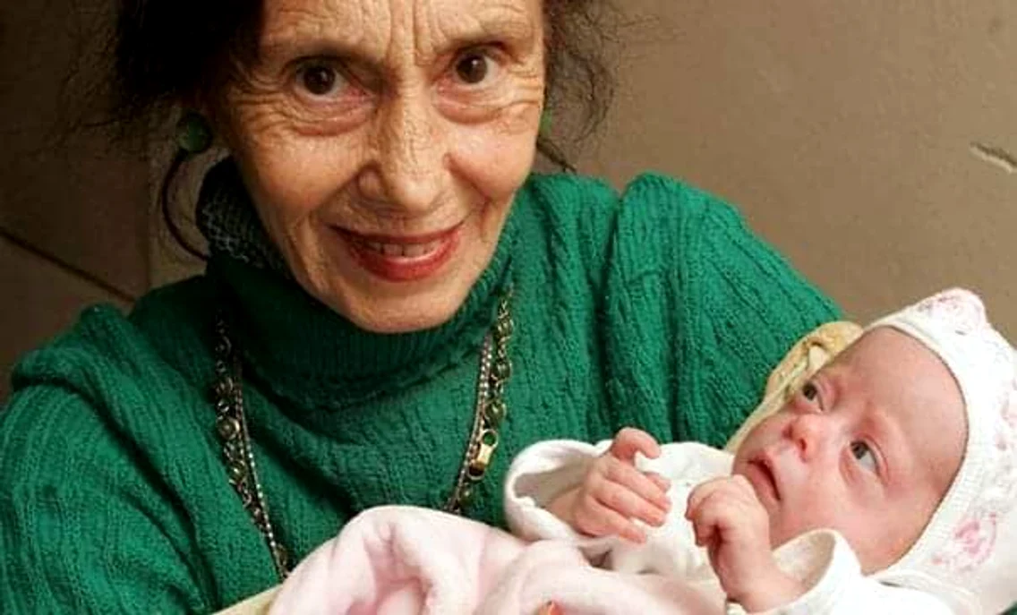 În 2005 Adriana Iliescu devine cea mai vârstnică femeie din lume care dă naștere unui copil. Sursa: Facebook