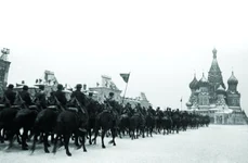 Și cavaleria sovietică a defilat la parada organizată în Piața Roșie din Moscova (foto: Getty Images)