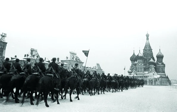 Și cavaleria sovietică a defilat la parada organizată în Piața Roșie din Moscova (foto: Getty Images)