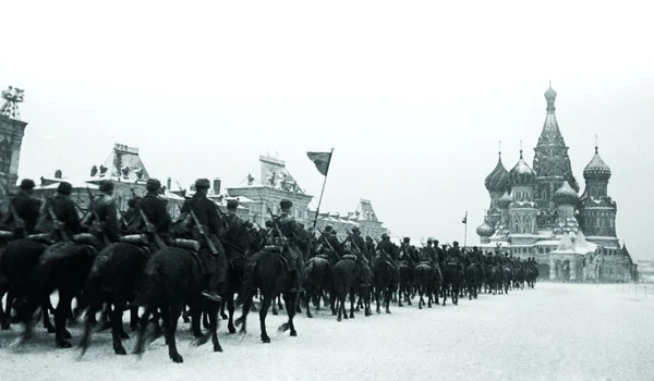 Și cavaleria sovietică a defilat la parada organizată în Piața Roșie din Moscova (foto: Getty Images)