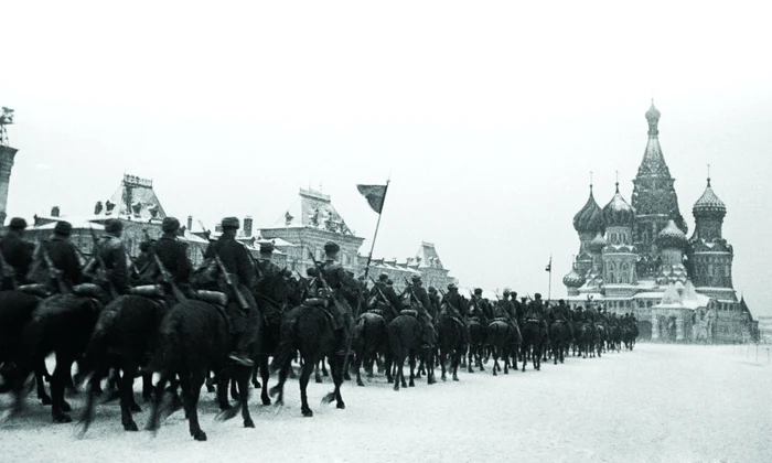 Și cavaleria sovietică a defilat la parada organizată în Piața Roșie din Moscova (foto: Getty Images)