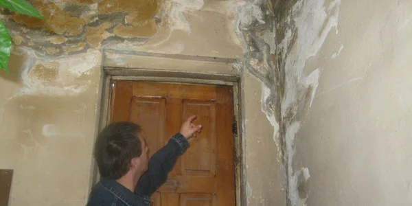 Aşa arată scara 3 a blocului 18 de pe Calea Galaţi