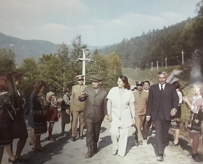 Imagini de colecţie - Inaugurarea Transfăgărăşanului în 1974 - Delegaţia oficială la capătul magistralei alpine lângă Cabana Valea cu Peşti Foto Arhivele Naţionale ale României