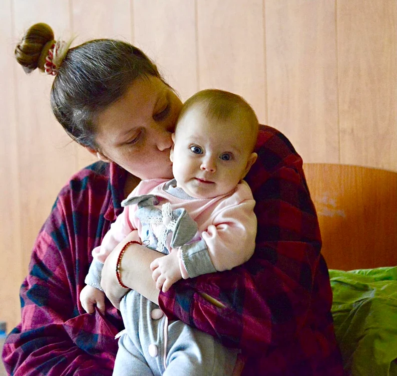 Micuţa Olena şi mama ei, sursa: CJG