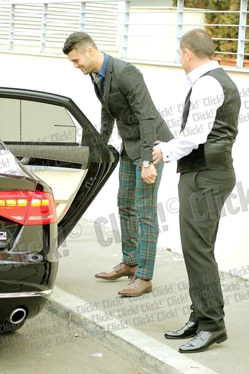 Soţul Oanei,  Marius Elisei,  i-a deschis  portiera  soacrei sale,  Mioara Roman (Fotografii: Roberto Sălceanu, Mihai Ionescu)