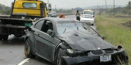 A ajuns cu maşina în copac (foto: Arhivă)