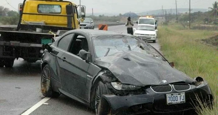 A ajuns cu maşina în copac (foto: Arhivă)