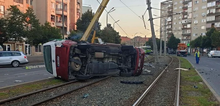 
    În urma accidentului, o persoană a decedat, iar o alta a fost rănită, fiind transportată la spitalfoto> Arad Online  
