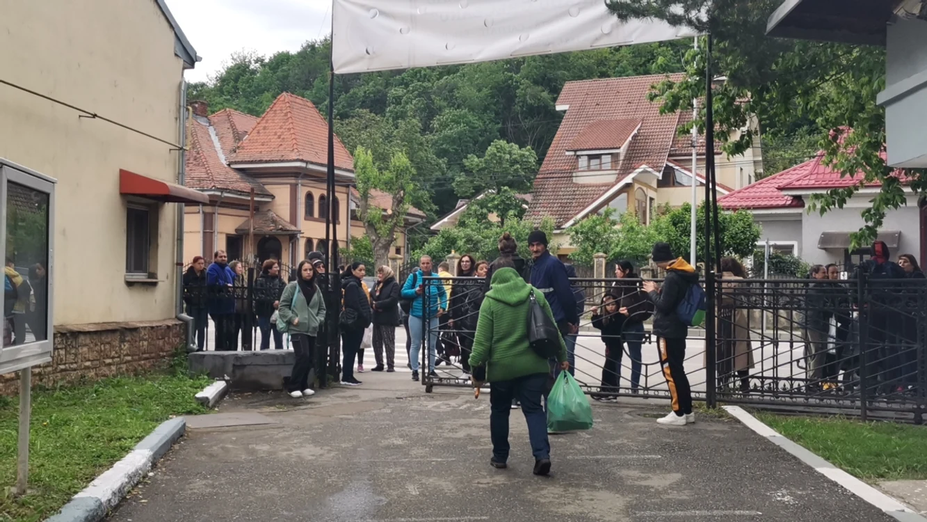Pe elevi i-au așteptat părinții la poarta liceului FOTO: A.M.