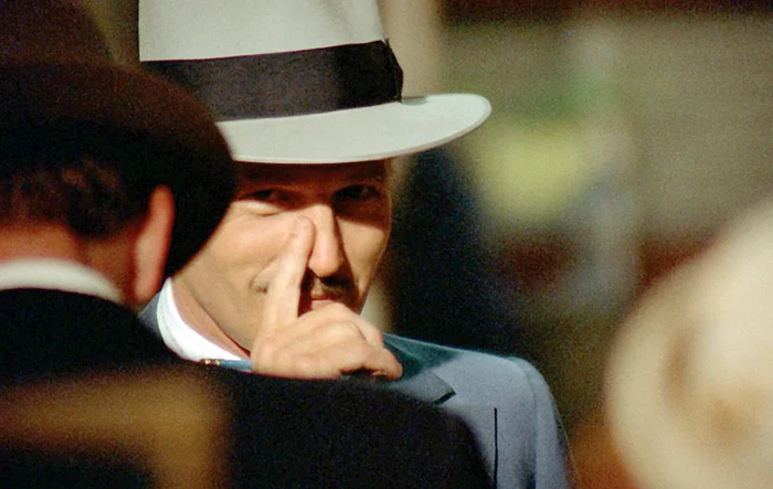 Paul Newman a făcut un gest similar în filmul cu mafioţi “Cacealmaua”