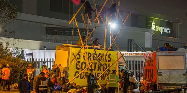 Activişti ai grupării ecologiste radicale Extinction Rebellion au blocat accesul la tipografia Newsprinters FOTO Marc in Nowak/LNP via Daily Mail