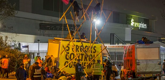 Activişti ai grupării ecologiste radicale Extinction Rebellion au blocat accesul la tipografia Newsprinters FOTO Marc in Nowak/LNP via Daily Mail