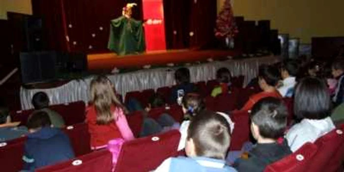 În cadrul campaniei peste 1600 de copii vor primi cadouri şi vor asista la o piesă de teatru de păpuşi 