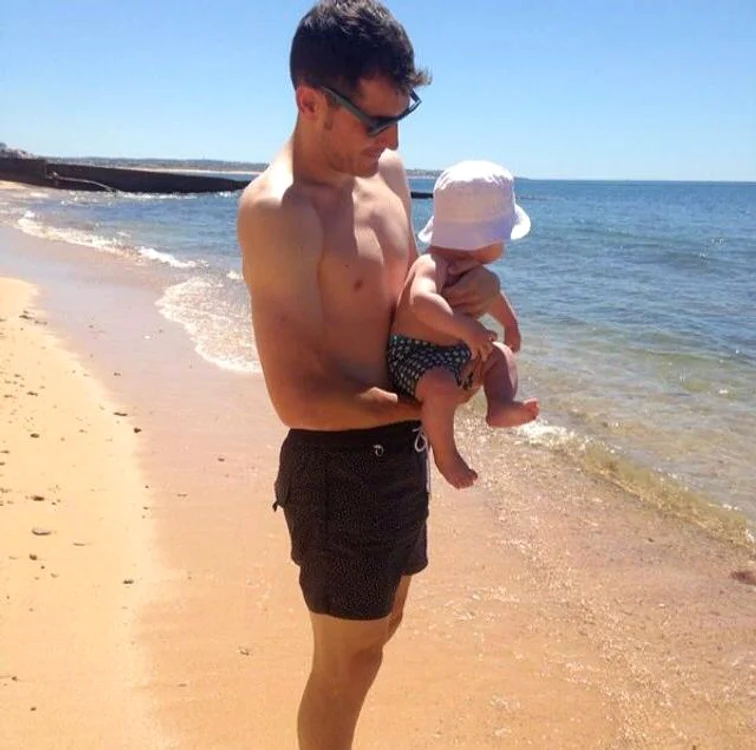 Cei doi bărbaţi din familia Casillas, pe o plajă din Spania
