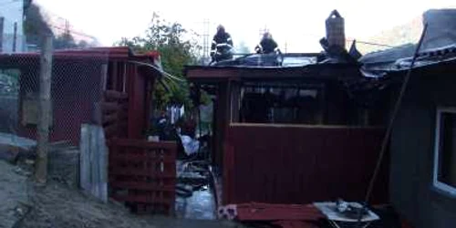 În incendiul de la Brezoi au ars şapte apartamente, dintre care şase erau locuite