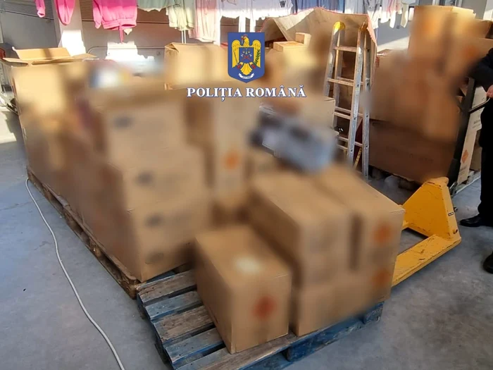 La percheziții au fost găsite 1,9 tone de artificii FOTO: IPJ Olt