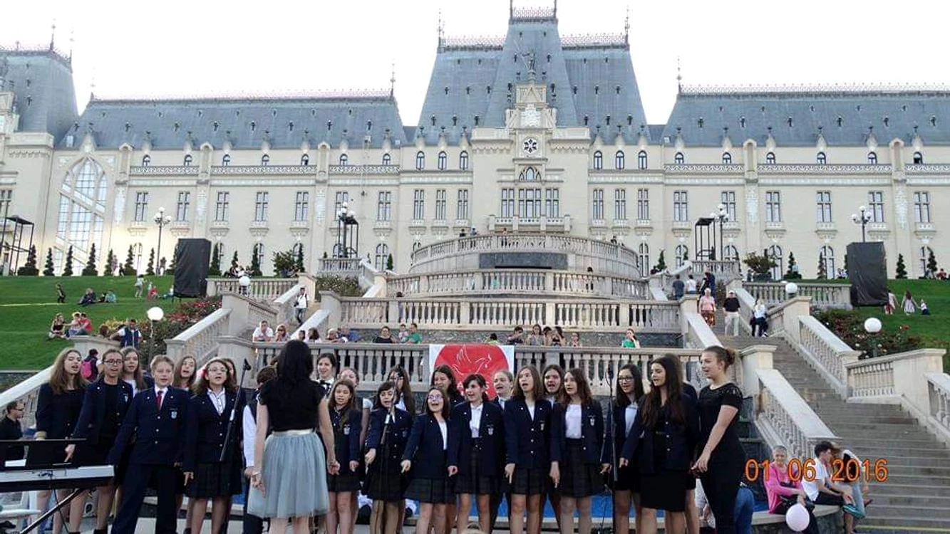 Antoaneta a înființat un cor pentru elevii cărora le place să cânte FOTO arhiva personală
