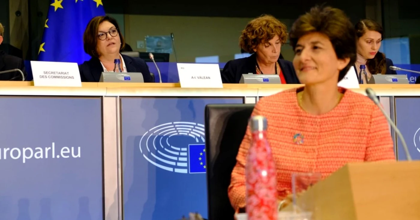 Adina Vălean (în spate), preşedintele comisiei ITRE, a făcut parte din echipa care a decis că Sylvie Goulard (în prim-plan), candidatul Franţei, nu este potrivită pentru a ocupa funcţia de comisar european însărcinat cu Piaţa Internă şi Industria Europeană