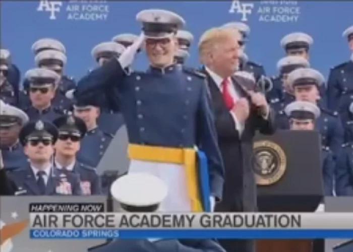 Petruţ Ghiţă salutând după ce a fost felicitat de preşedintele Donal Trump FOTO Captură video