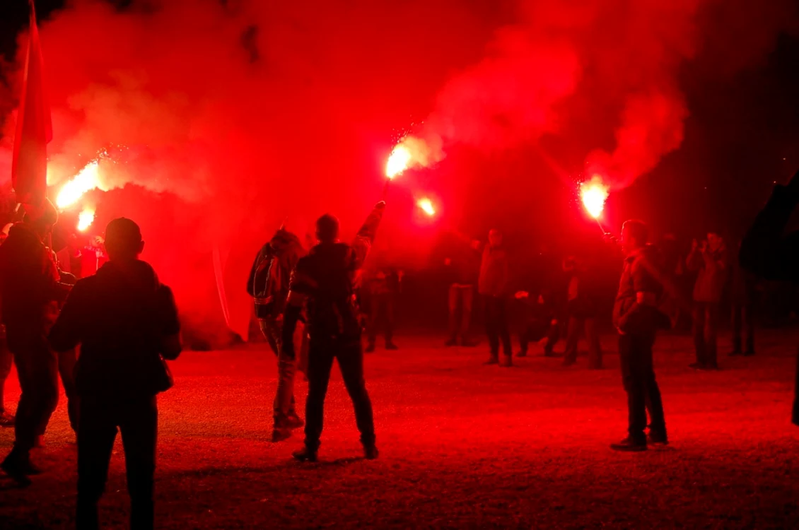 Torţe aprinse în curtea stadionului, sursa DRAGOS TÎRNOVEANU, 45north