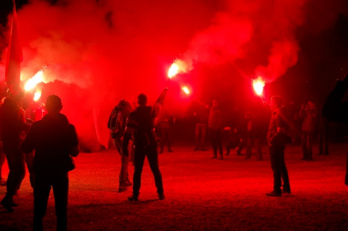 Torţe aprinse în curtea stadionului, sursa DRAGOS TÎRNOVEANU, 45north