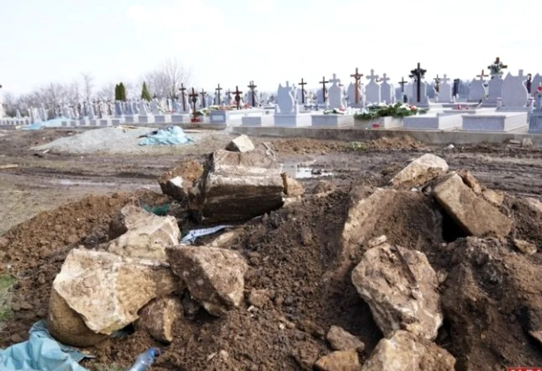Sarcofagul era îngropat în zona cimitirului municipal FOTO alba24.ro