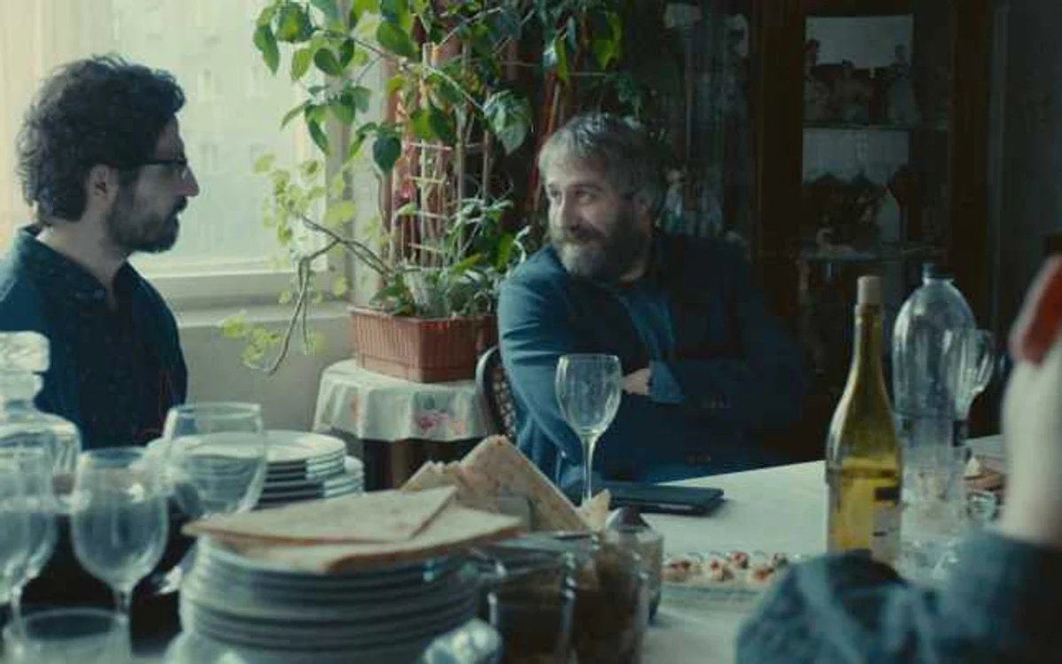 Imagine din filmul "Sieranevada", de Cristi Puiu, cu Mimi Branescu (centru)