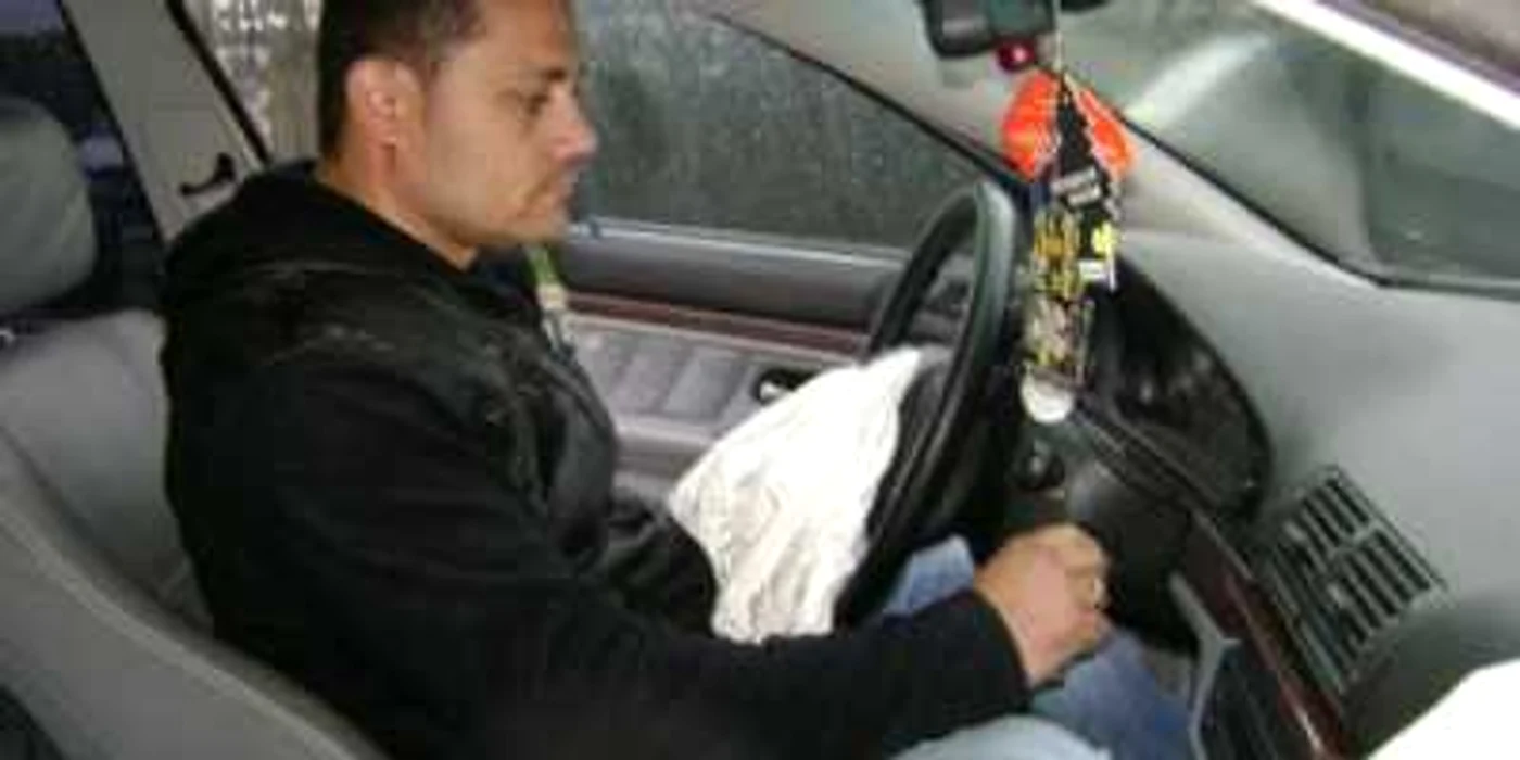 Dragoş Vătuiu ne arată că maşina nu mai porneşte, după ce a intrat cu BMW-ul  într-o groapă şi i s-au declanşat airbag-urile