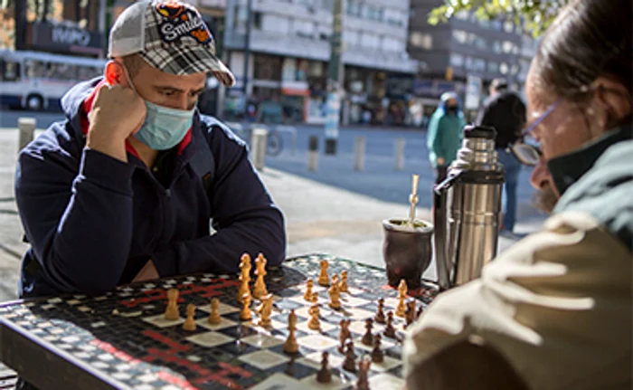 Ne relaxăm la şah, în aer liber, dar cu mască 