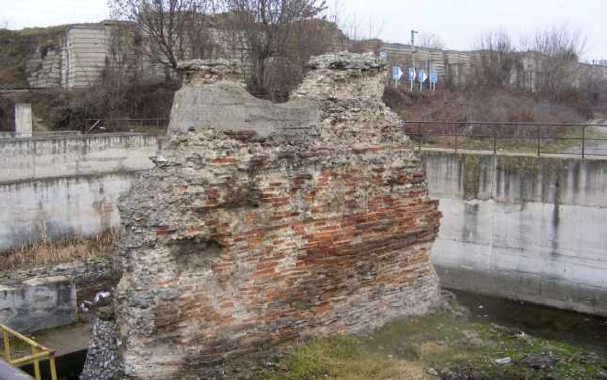 piciorul podului lui traian la Drobeta FOTO Corina Macavei