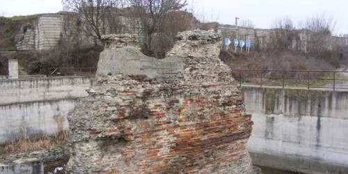 piciorul podului lui traian la Drobeta FOTO Corina Macavei 