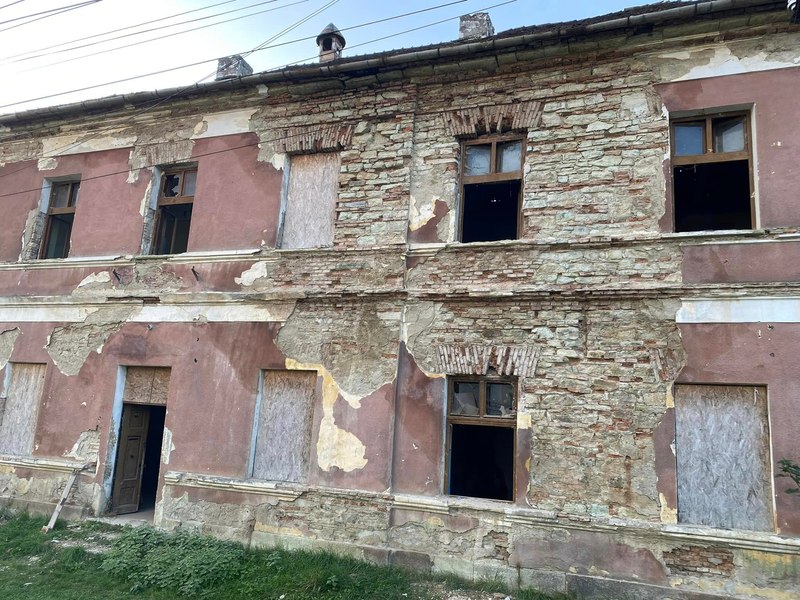 Poliția a deschis o anchetă după ce au fost găsite rămăşiţe umane în planşeul unei foste şcoli din Bistrița-Năsăud 