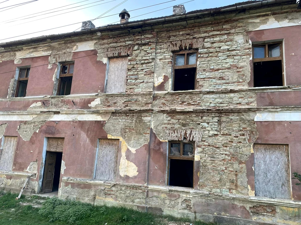 Rămpșițe umane, găsite la reabilitarea unei clădiri. FOTO  Facebook/ Ionut Simionca