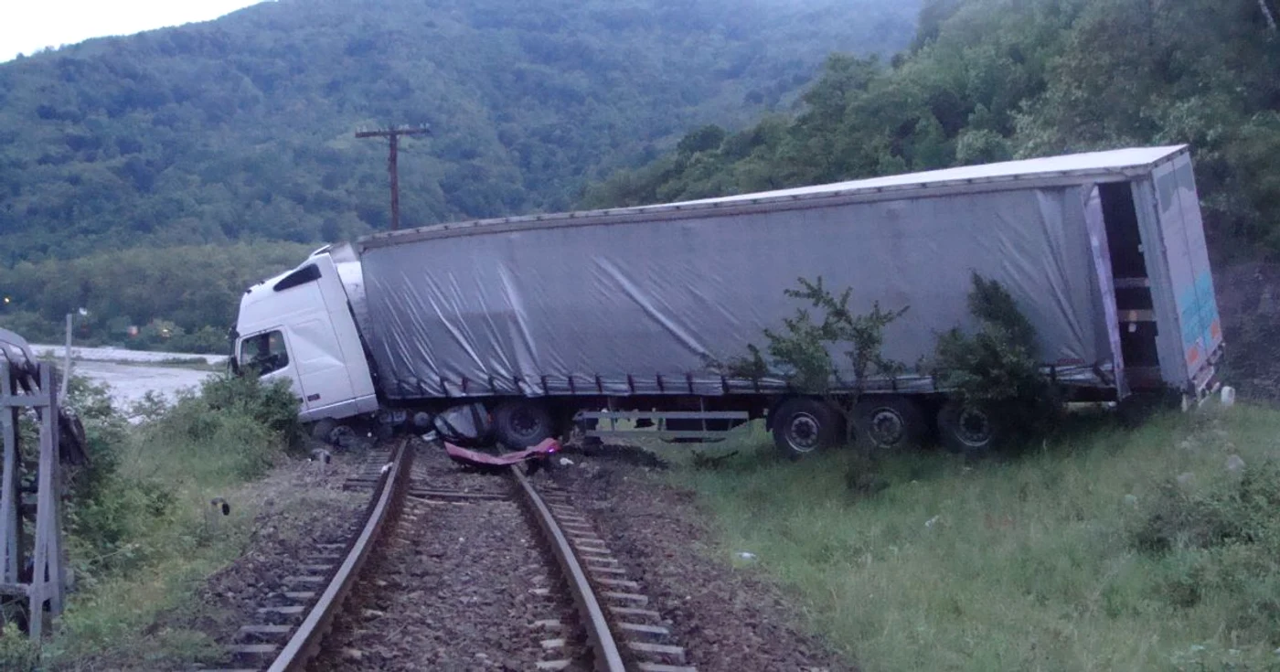 Tir rasturnat pe calea ferata (Foto arhiva)