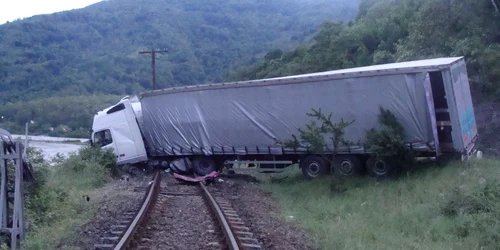 Tir rasturnat pe calea ferata (Foto arhiva)