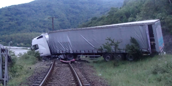 Tir rasturnat pe calea ferata (Foto arhiva)
