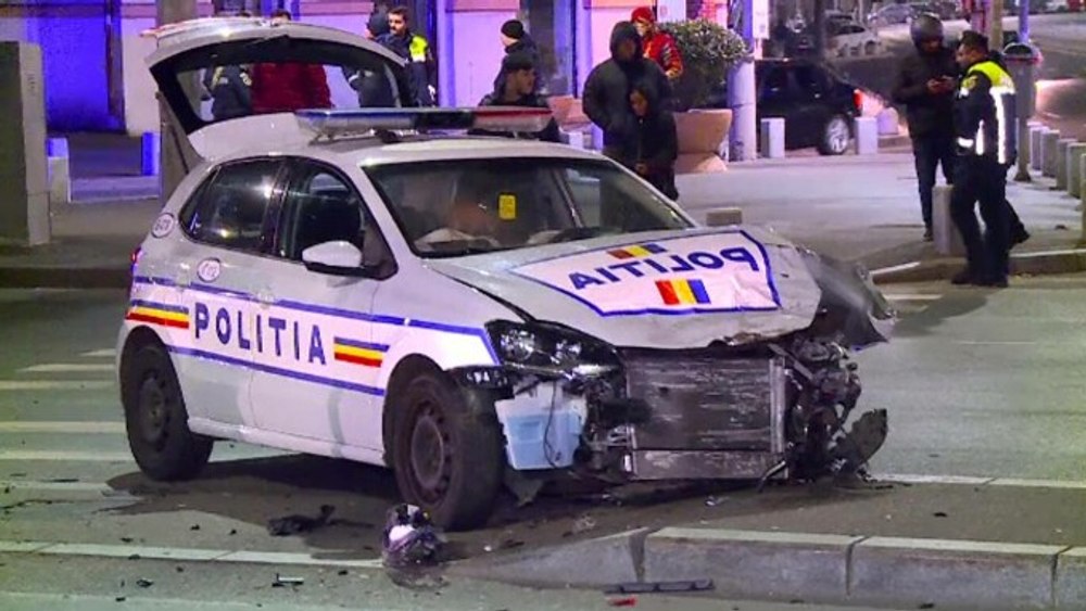 Accident rutier, cu o mașină de poliție implicată, în București. O polițistă și un tânăr, răniți