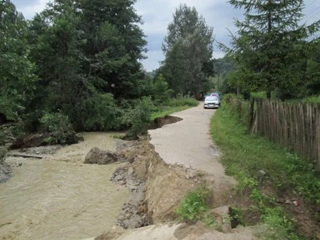 Un bătrân din Stroeşti a fost luat de viitură 