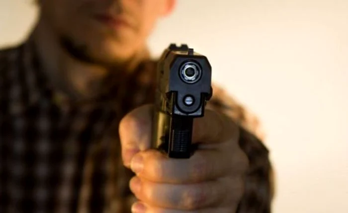 
    Un bărbat înarmat a ameninţat vânzătoarea unui magazin (Foto: Arhivă)  