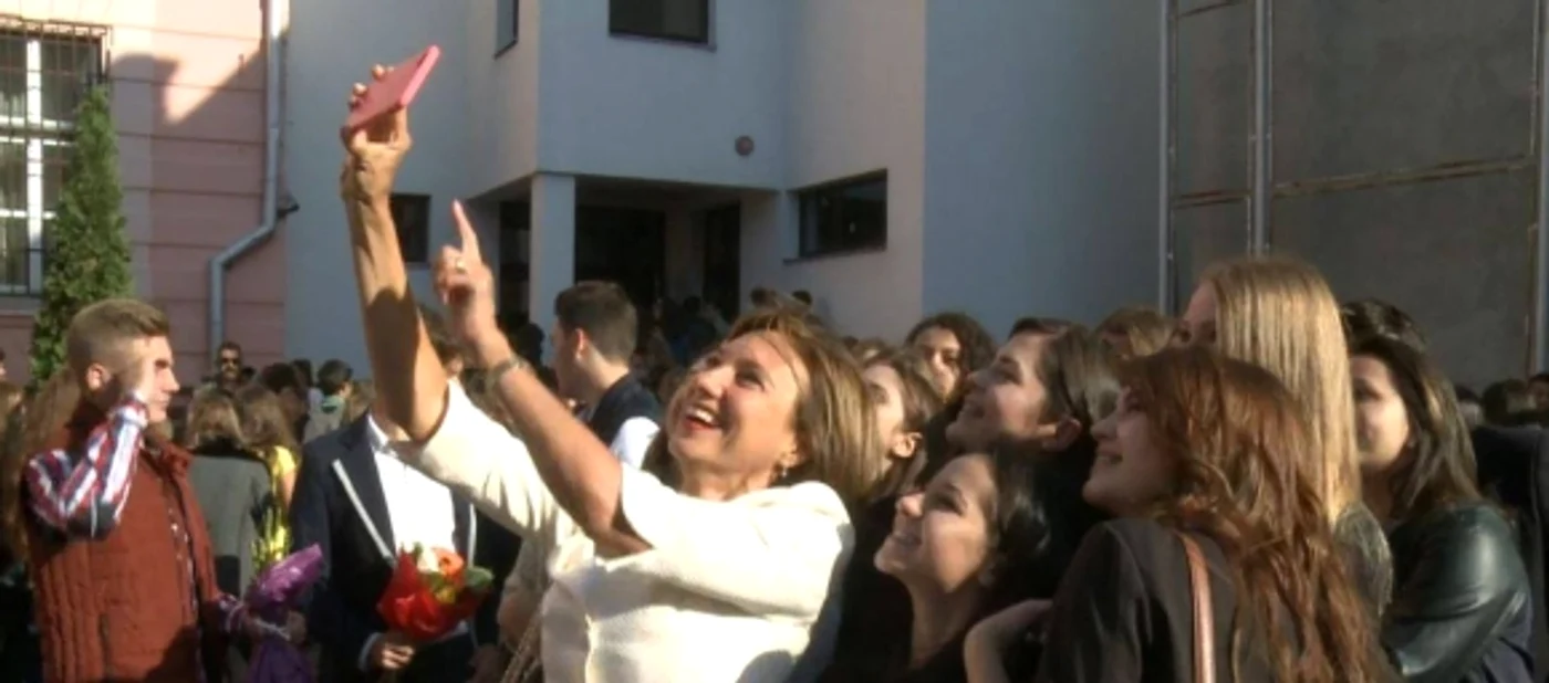 
    Carmen Iohannis a marcat începutul noului an școlar cu un selfieFoto: digi24  