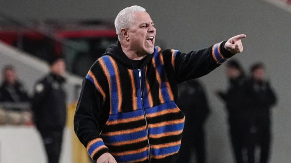 Șumudică duce manelismul la alt nivel: Imagini de „no comment“ după eliminarea sa de către arbitru VIDEO