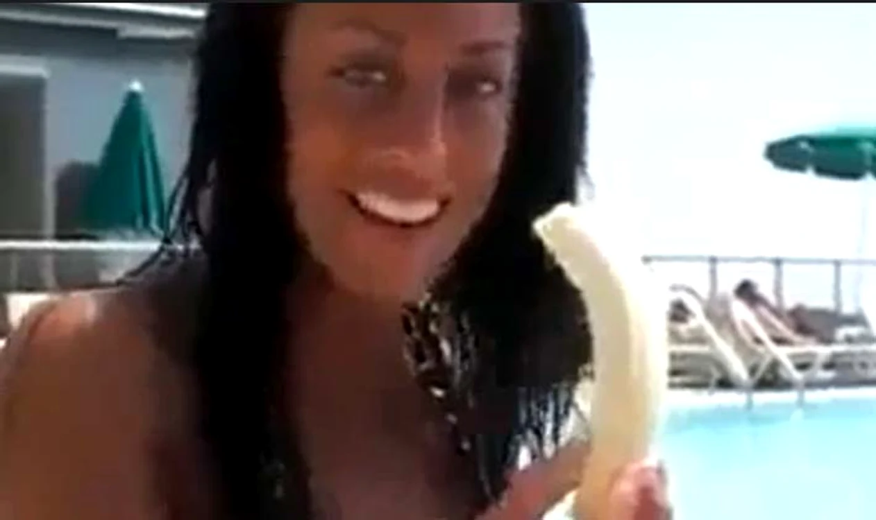 
    Bruneta a înghiţit o banană întreagă  